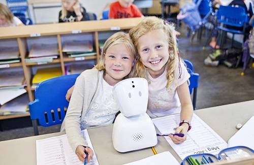 AV1-roboten tar plats i skolbänken när barnet inte har möjlighet att vara där. Foto: Shutterstock